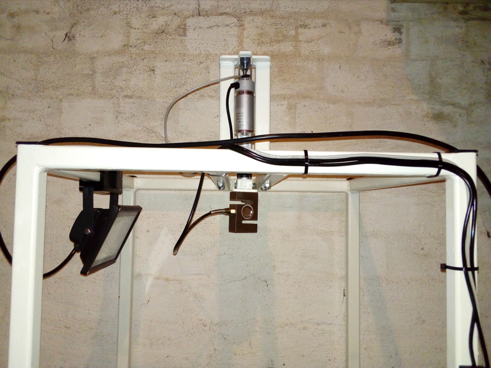 Messrahmen mit Linearmotor und Kraftmesszelle